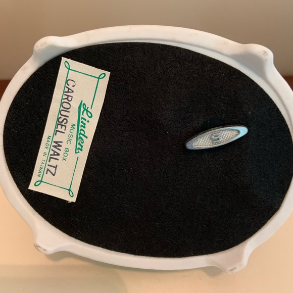 Wind Up Music Box Ceramic Carousel Unicorn - Picture 4 of 6